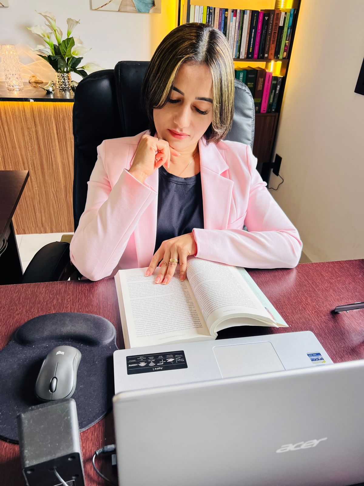 Beatriz da Silva estudando em seu espaço de trabalho