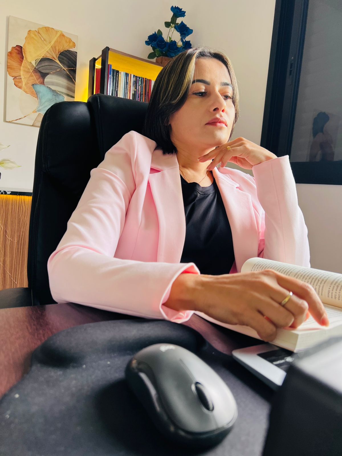 Beatriz da Silva em seu espaço de estudo e atendimento